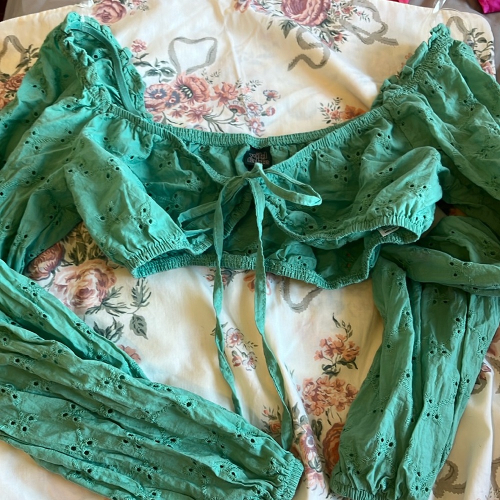 Best green vacation long sleeve crop top!